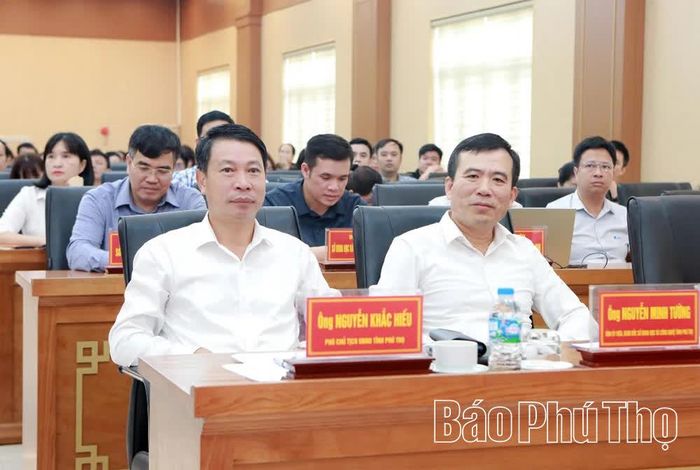 Đồng chí Phó Chủ tịch UBND tỉnh Nguyễn Khắc Hiếu cùng các đại biểu dự hội nghị.