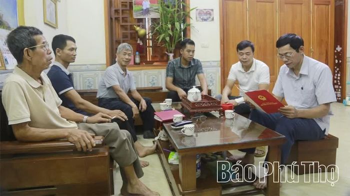 Lãnh đạo Chi bộ, thôn 23 Hoàng Xá trao đổi với người dân về nguyện vọng được cấp Giấy chứng nhận quyền sử dụng đất.