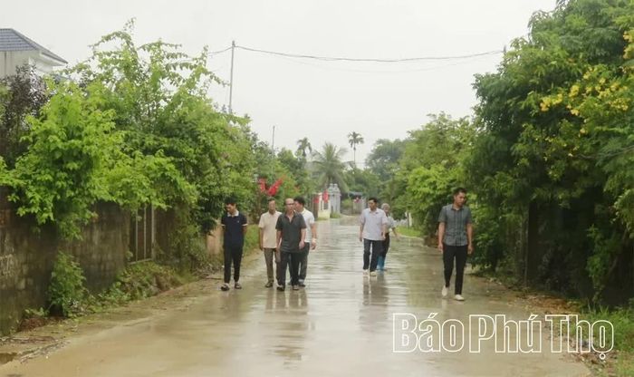 Ranh giới giữa đường nhựa do xã Cự Đồng đầu tư xây dựng và đường bê tông trong thôn 23 do xã Hoàng Xá (nay là Tu Vũ) đầu tư.