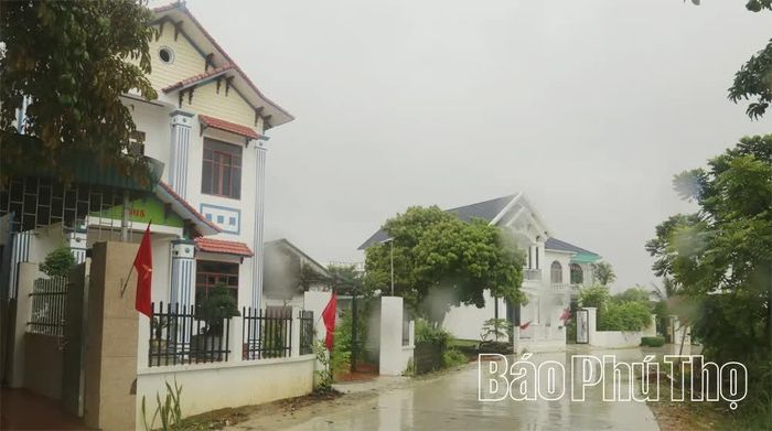 Phần lớn các gia đình trong xóm đã xây dựng nhà cửa khang trang, kiên cố.