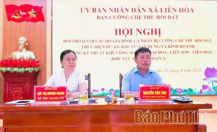 Lãnh đạo xã Liên Hòa chủ trì hội nghị đối thoại.