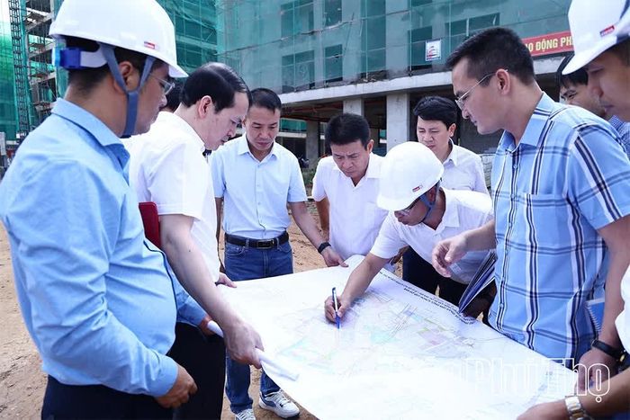 Đoàn kiểm tra tiến độ dự án Khu nhà ở xã hội thuộc Khu đô thị Hùng Vương - Tiền Châu.