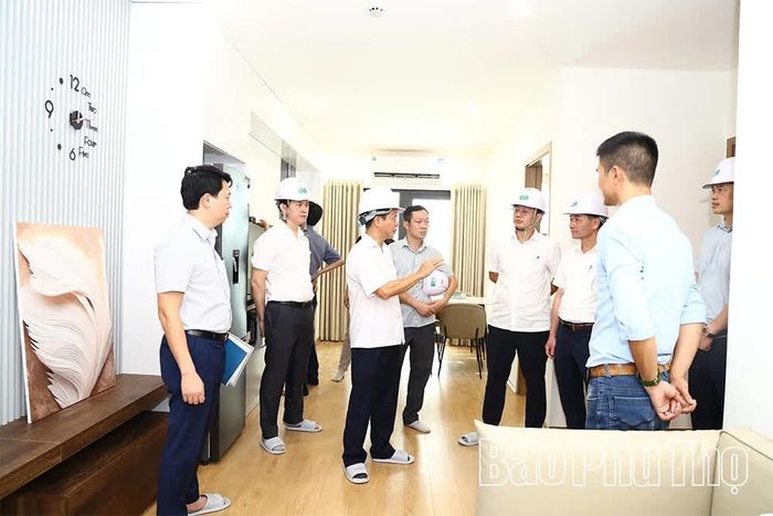 Đoàn kiểm tra căn nhà mẫu tại dự án Nhà ở thuộc khu thiết chế công đoàn, Khu công nghiệp Bá Thiện.