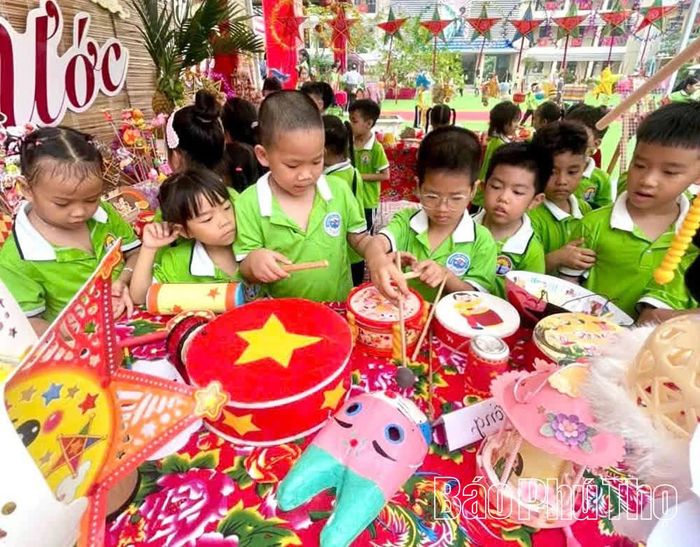 Học sinh Trường Tiểu học Sông Đà vui Tết Trung thu trong không khí rộn ràng, gần gũi với những nét đẹp truyền thống.