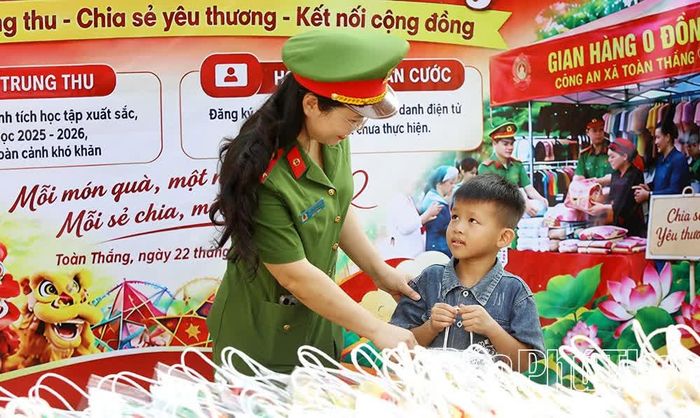 Những phần quà được trao tận tay các em nhỏ, gửi gắm sự quan tâm, sẻ chia trong ngày Tết của thiếu nhi.