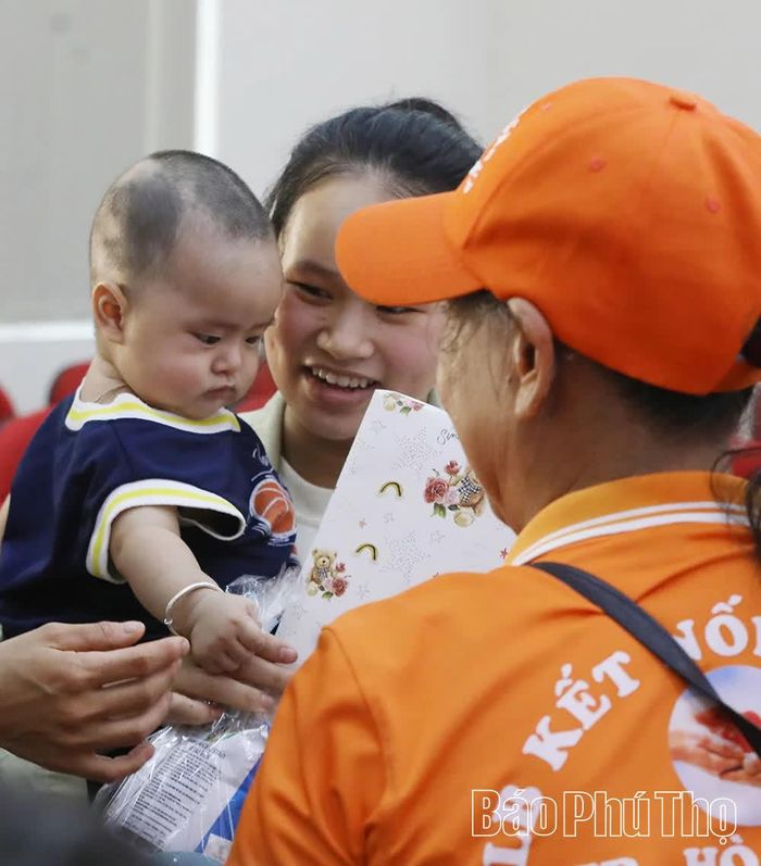 Tết Trung thu được mang đến với các bệnh nhi đang điều trị tại Bệnh viện Đa khoa Hòa Bình bằng những phần quà và sự sẻ chia ấm áp.