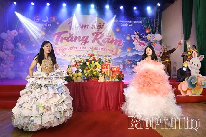 Thiếu nhi xã Liên Sơn trình diễn trang phục từ vật liệu tái chế tại Đêm hội Trăng rằm.