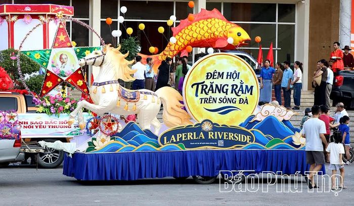 Các biểu tượng linh vật của các tổ dân phố phường Hòa Bình tạo nên màn diễu hành rực rỡ, thu hút người dân và trẻ em trong dịp Tết Trung thu.