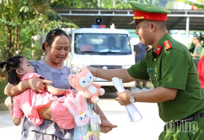 Súc động với món quà dành cho trẻ khuyết tật.