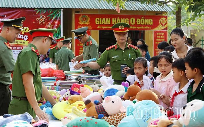 Công an xã Toàn Thắng Tặng trên 600 suất quà nhân dịp Trung thu cho các em nhỏ của xã.