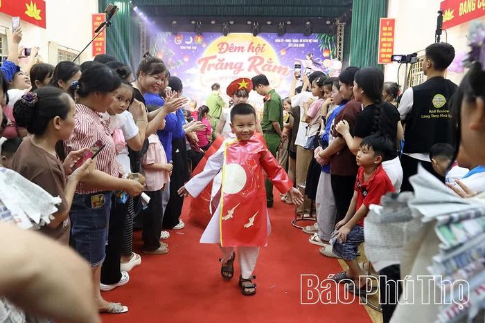 Đêm hội “Lồng đèn thắp sáng ước mơ” tại xã Liên Sơn mang đến cho các em thiếu nhi một Tết Trung thu vui tươi, ý nghĩa.