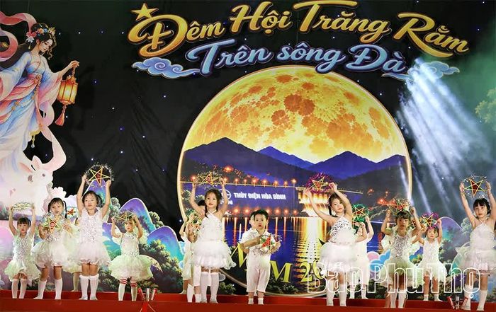 Thiếu nhi múa hát rước đèn ông sao.