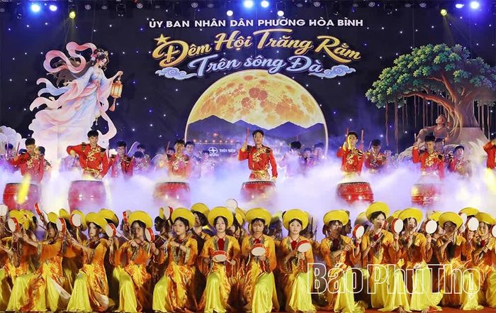 Màn biểu diễn "Tiếng trống gọi trăng" được dàn dựng công phu, hấp dẫn.