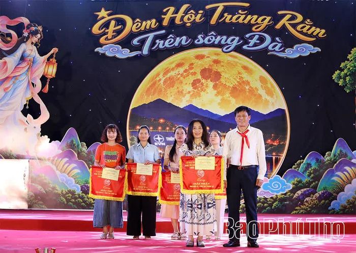 Ban Tổ chức chương trình trao giải các nội dung thi.