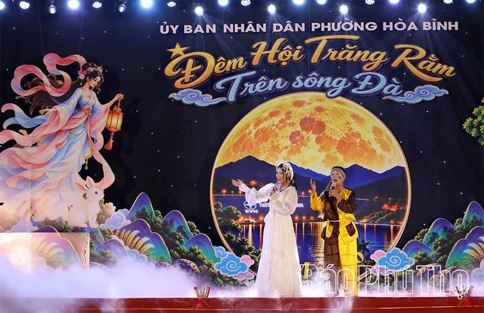 Hoạt cảnh Chị Hằng - Chú Cuội mang đến không khí Trung thu ý nghĩa.