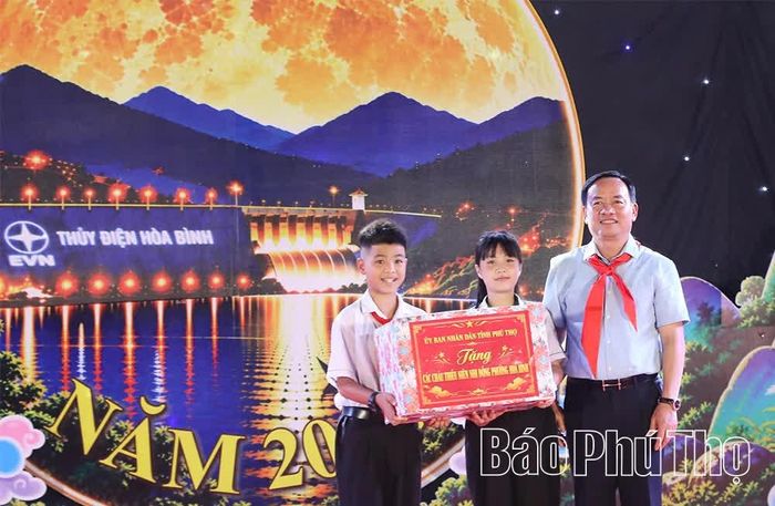 Phó Chủ tịch UBND tỉnh Quách Tất Liêm tặng quà thiếu nhi phường Hòa Bình nhân dịp Tết Trung thu.