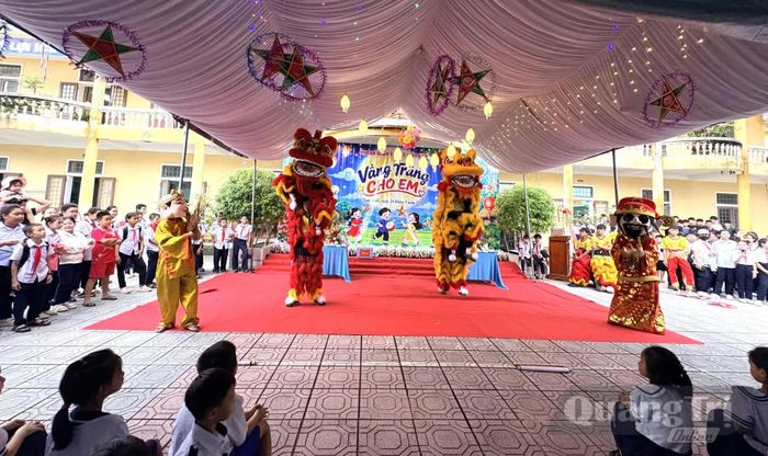 Các em học sinh hào hứng tham gia các hoạt động vui Tết Trung thu - Ảnh: H.L