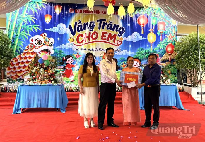 Lãnh đạo Sở Y tế trao quà động viên tập thể cán bộ, giáo viên Trường tiểu học-THCS Lê Thị Tuyết - Ảnh: H.L