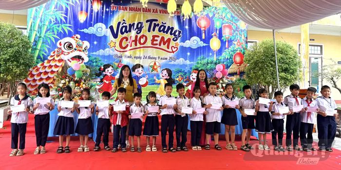 Trao 50 suất quà cho các em học sinh có hoàn cảnh đặc biệt khó khăn tại Trường tiểu học-THCS Lê Thị Tuyết - Ảnh: H.L