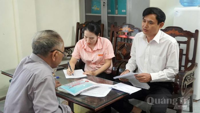 Cán bộ Trung tâm Phục vụ hành chính công phường Bắc Gianh tư vấn, hỗ trợ người dân - Ảnh: N.M