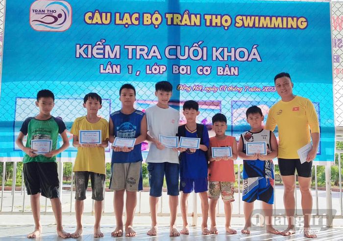 Huấn luyện viên Trần Văn Thọ trao chứng nhận hoàn thành khóa học bơi cho học viên - Ảnh: X.T