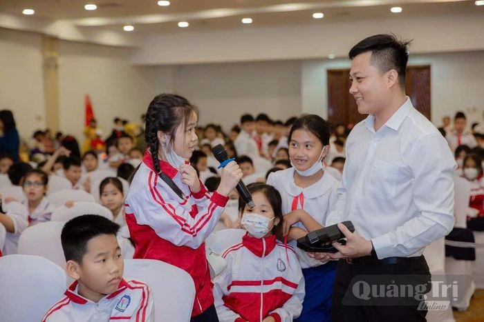 Thầy Trần Văn Thọ hướng dẫn học sinh kỹ năng phòng, chống đuối nước tại trường học - Ảnh: X.T