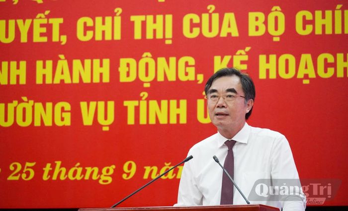 Đồng chí Nguyễn Lương Bình, Trưởng ban Tổ chức Tỉnh ủy quán triệt những nội dung được phân công tại hội nghị - Ảnh: X.P