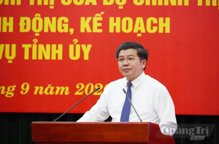 Đồng chí Trần Vũ Khiêm, Phó Bí thư Thường trực Tỉnh ủy, Trưởng đoàn đại biểu Quốc hội tỉnh phát biểu kết luận tại hội nghị - Ảnh: X.P
