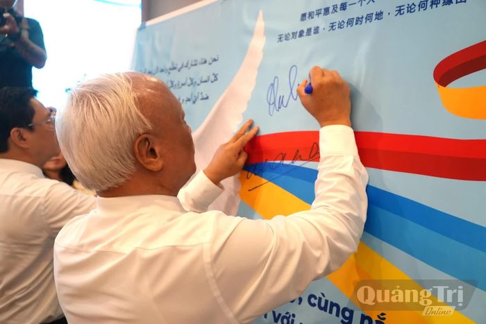 Đồng chí Uông Chu Lưu, nguyên Phó Chủ tịch Quốc hội, Chủ tịch Ủy ban Hòa bình Việt Nam ký thông điệp hòa bình - Ảnh: T.Đ