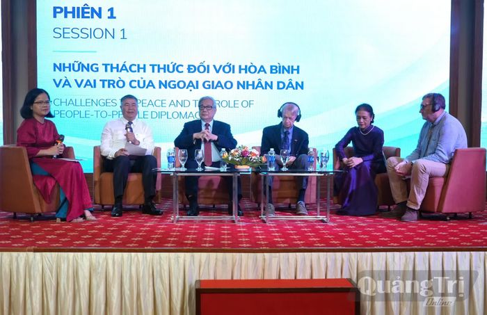 Các điều phối viên và diễn giả tham gia tọa đàm - Ảnh: T.Đ