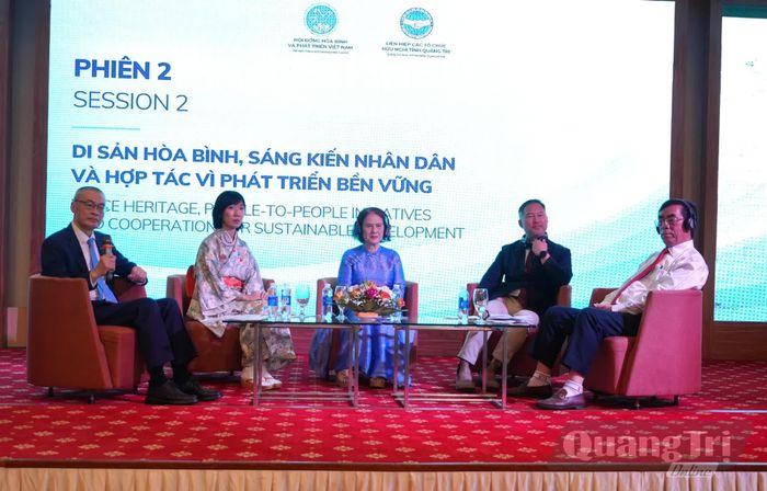 Các điều phối viên và diễn giả tham gia tọa đàm - Ảnh: T.Đ