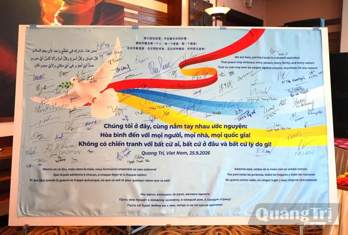 Thông điệp hòa bình có chữ ký của các đại biểu sẽ được chuyển đến Tổng Thư ký Liên Hợp Quốc - Ảnh: T.Đ