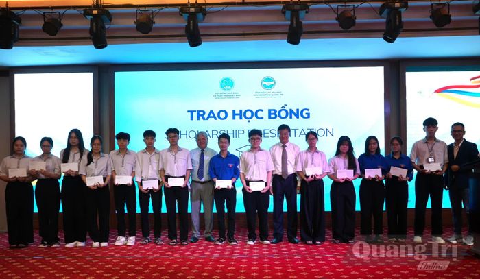 Đại diện tổ chức Children of Việt Nam trao tặng 100 suất học bổng cho các em học sinh của tỉnh Quảng Trị - Ảnh: T.Đ