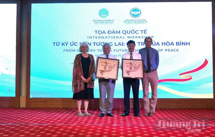 Đại diện tổ chức Medical Outreach of America tặng quà cho Liên hiệp các tổ chức hữu nghị tỉnh, Hội đồng Hòa Bình và Phát triển Việt Nam - Ảnh: T.Đ