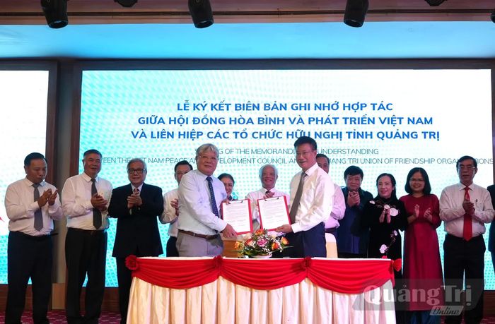 Liên hiệp các tổ chức hữu nghị tỉnh Quảng Trị và Hội đồng Hòa bình và Phát triển Việt Nam ký kết Thỏa thuận hợp tác - Ảnh: T.Đ