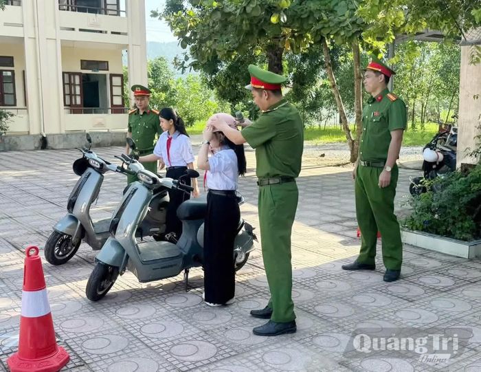 Cùng với tuyên truyền, lực lượng Công an trực tiếp hướng dẫn các kỹ năng lái xe gắn máy an toàn cho học sinh - Ảnh: B.T