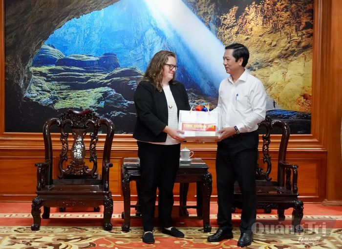 Đồng chí Phó Chủ tịch Thường trực UBND tỉnh tặng quà lưu niệm cho Giám đốc Điều hành PTVN - Ảnh: H.N