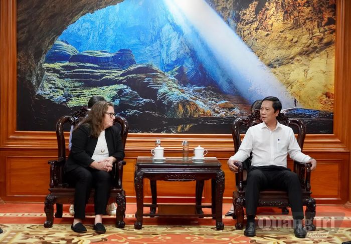 Đồng chí Hoàng Nam, Phó Chủ tịch Thường trực UBND tỉnh trao đổi công việc với bà Claire Yunker, Giám đốc Điều hành PTVN - Ảnh: H.N