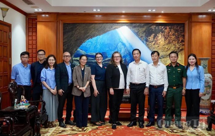 Đồng chí Hoàng Nam, Phó Chủ tịch Thường trực UBND tỉnh chụp ảnh lưu niệm với đoàn công tác tổ chức PeaceTrees VietNam - Ảnh: H.N