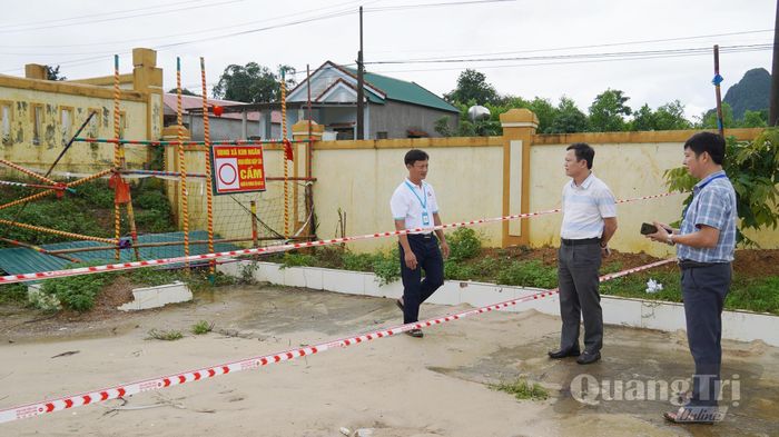 Chính quyền địa phương và nhà trường dựng hàng rào tại khu vực xảy ra sụt lún - Ảnh: C.H