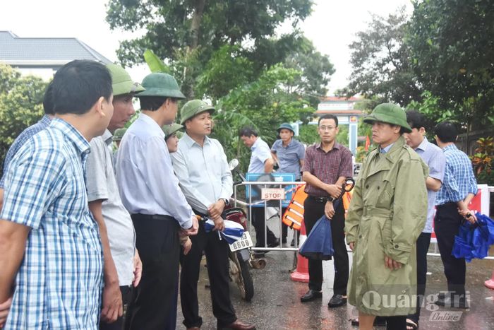 Đồng chí Lê Văn Bảo, Phó Chủ tịch UBND tỉnh kiểm tra hiện trường hố sụt lún ở tuyến đường liên xã An Mỹ-Bản Chùa, thuộc thôn An Truyền, xã Hiếu Giang - Ảnh: Đ.V
