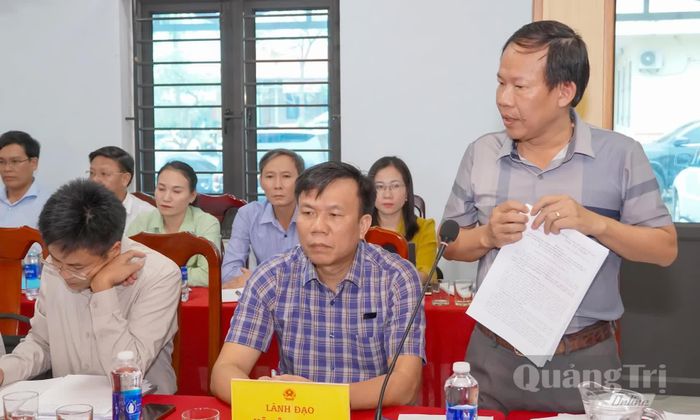Đại diện lãnh đạo UBND xã Tân Gianh báo cáo tại buổi làm việc - Ảnh: N.H