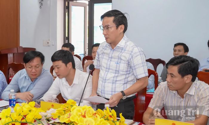 Đại diện lãnh đạo UBND xã Hòa Trạch báo cáo tại buổi làm việc - Ảnh: N.H