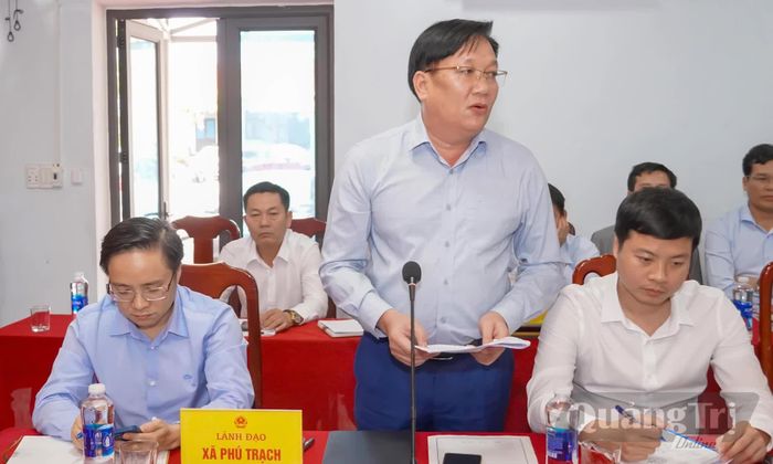 Đại diện lãnh đạo UBND xã Phú Trạch báo cáo tại buổi làm việc - Ảnh: N.H
