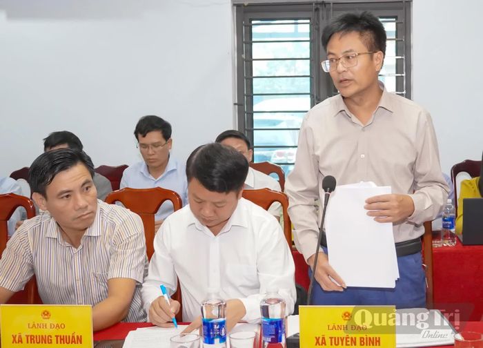 Đại diện lãnh đạo UBND xã Tuyên Bình báo cáo tại buổi làm việc - Ảnh: N.H