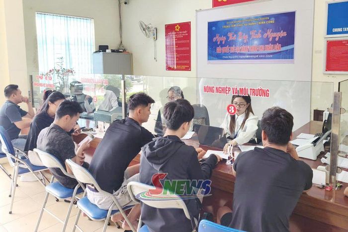 "Ngày thứ Bảy tình nguyện giải quyết thủ tục hành chính cho nhân dân" tại phường Thảo Nguyên.