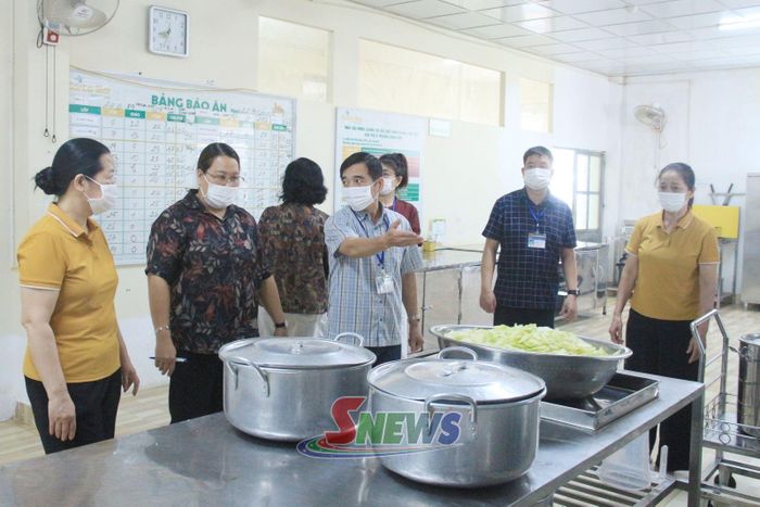 Đoàn kiểm tra chuyên ngành của Chi cục An toàn VSTP tỉnh kiểm tra tại bếp ăn Trường Mầm non Ngôi Sao Sơn La.
