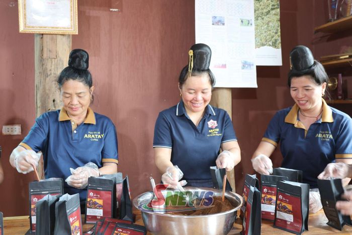 Thành viên HTX Ara-Tay Coffeexã Mường Chanh đóng gói sản phẩm cà phê.