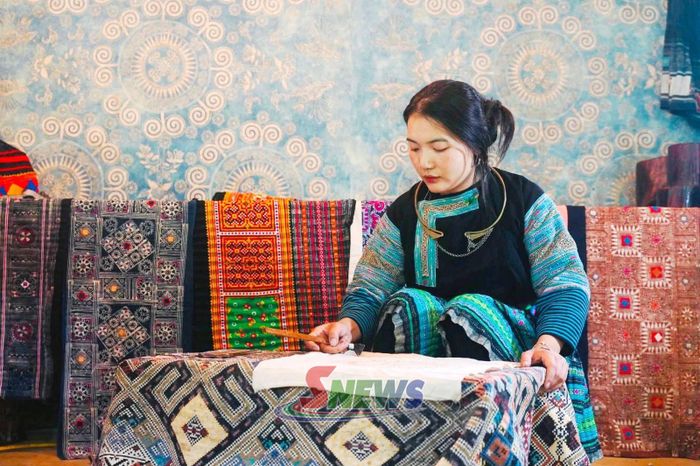 Chị Tráng Thị Dụ, bản Hua Tạt, xã Vân Hồ vẽ hoa văn bằng sáp ong.Ảnh: Nhân vật cung cấp
