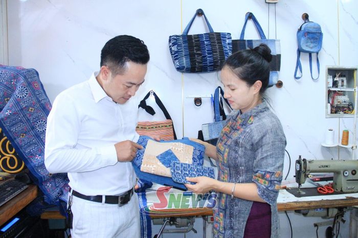 Chị Nguyễn Vũ Hoài giới thiệu các sản phẩm làm từ thổ cẩm.